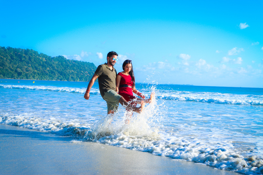 couple-at-radhanagar-beach-havelock-64bbdcd2aac72